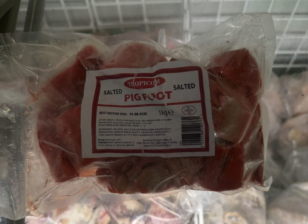 Fresh pig feet / Trotters, heavy salted, frozen 1KG X 1